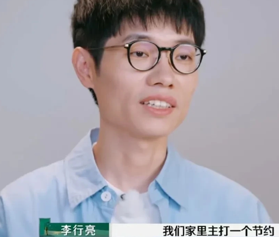 歌手李行亮对黄圣依等人说：“我老婆太节省了，做饭用的都是装修的油漆桶套个袋子当垃