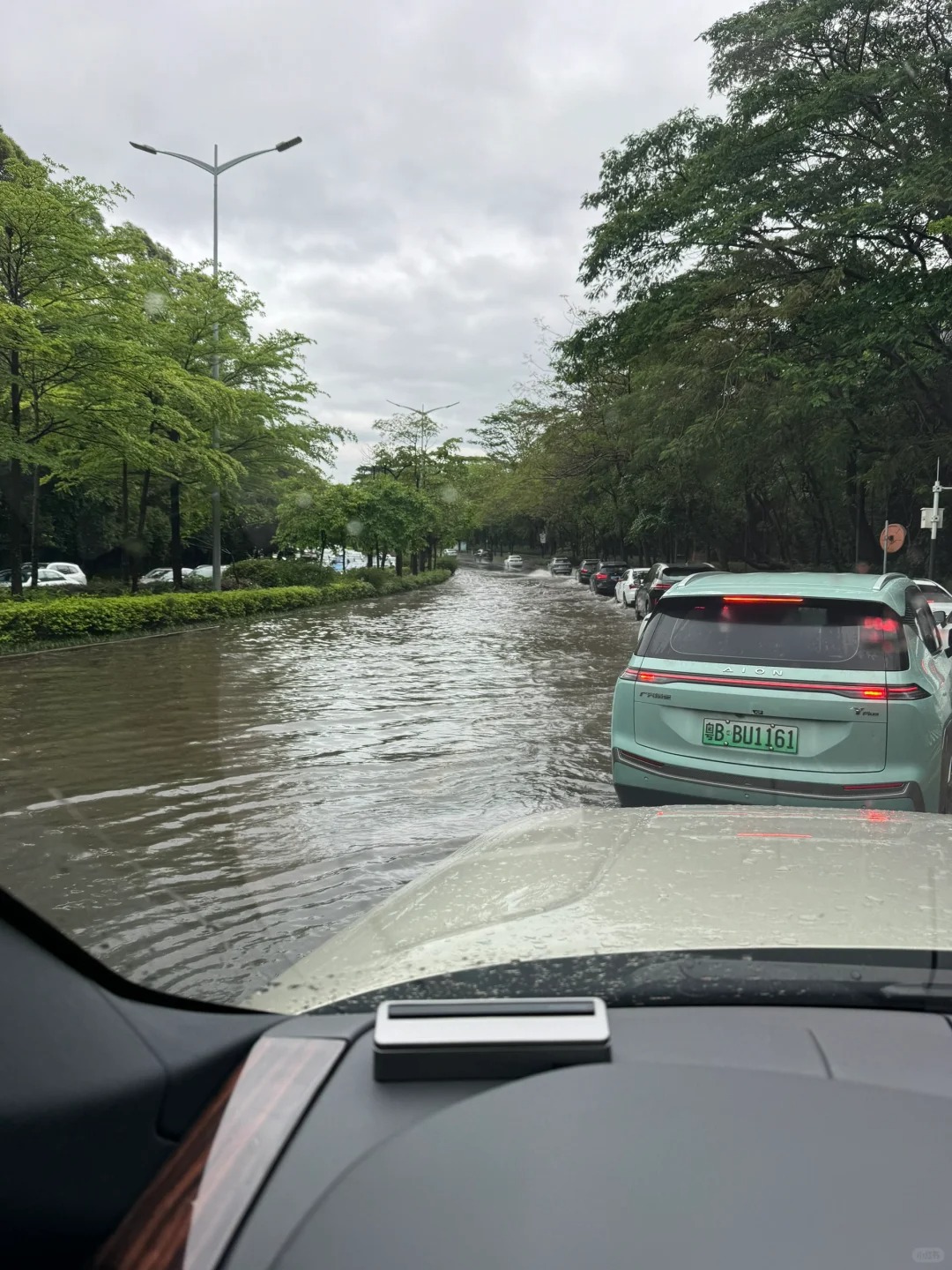 深圳 | 暴雨中的深圳，原来拥堵的原因竟然是
这是一个悲伤的倒叙故事