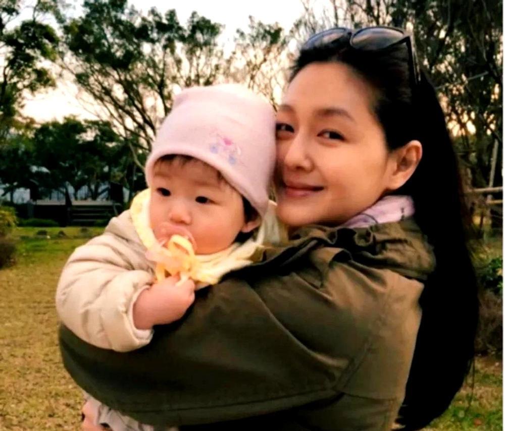 大S去世后，S妈对待外孙的态度引发热议！

按理说，最疼孩子的外婆，应该把刚回国
