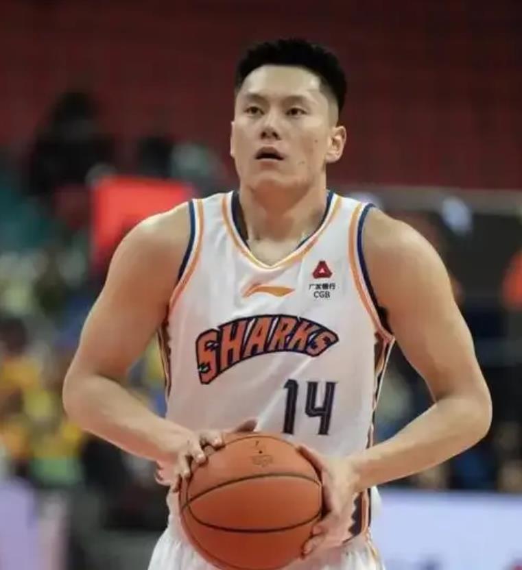 今晚广东宏远VS上海，四点建议

1、徐杰休，原因是，李添荣身体太壮又快，徐杰体