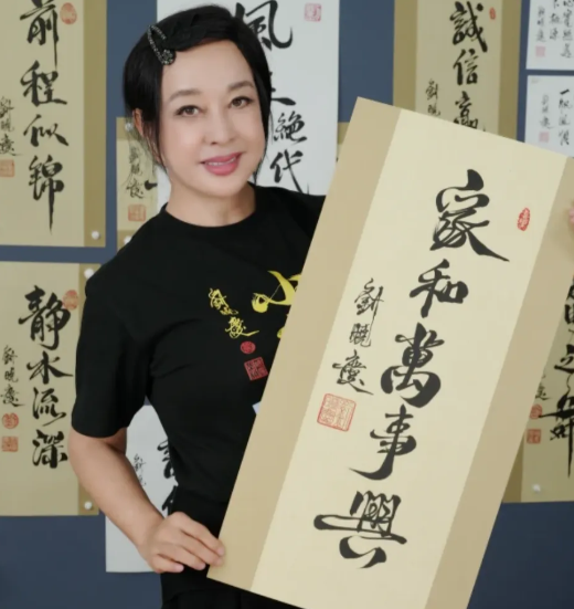 这钱真不是一般人能赚的，不小心进了刘晓庆直播间，她在卖亲笔书法，最低的亲笔签名也