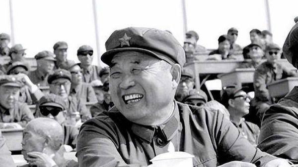 陈锡联到北京出差，想见总政主任李德生一面，李：首长，你不对啊