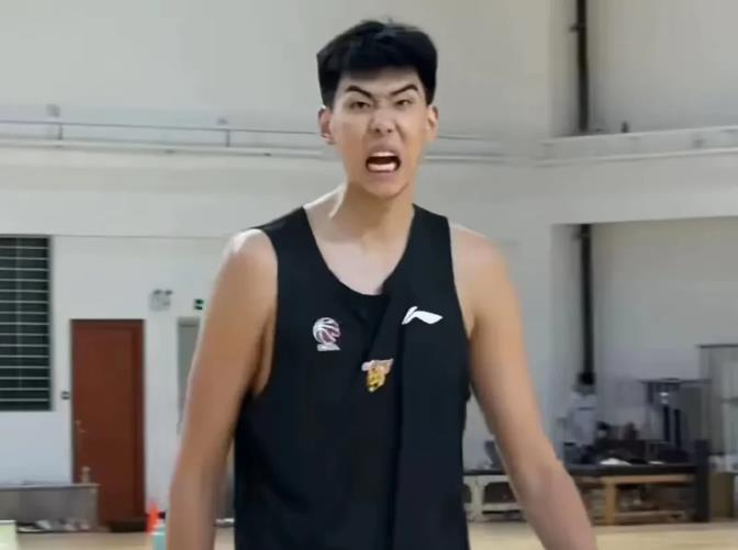 可能很惨[广东今晚迎战两连胜的青岛，两队高塔对位，徐敢和杨对抗吗？

1，今晚（