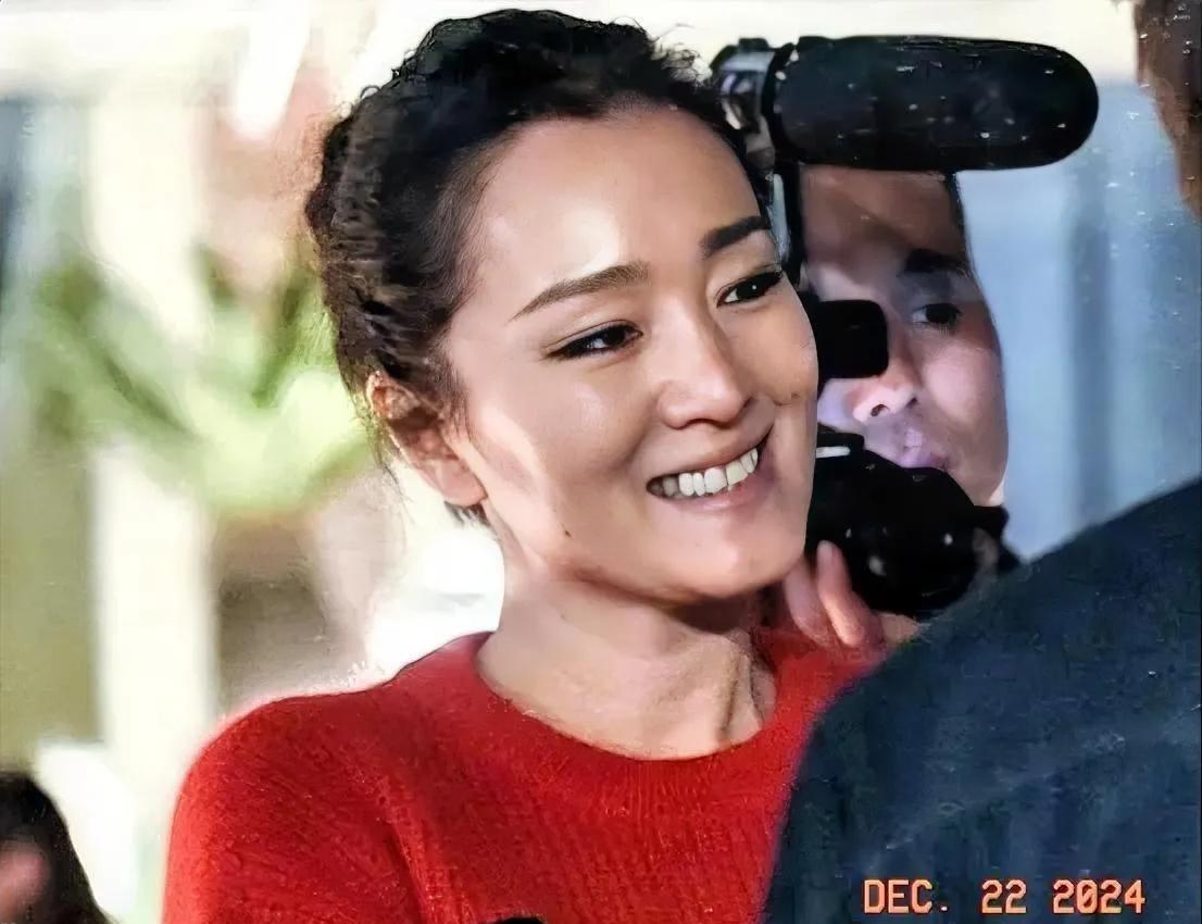 她快60了，脸上一点皱纹都没有，而且也找不到医美的痕迹，真是太令人羡慕了。