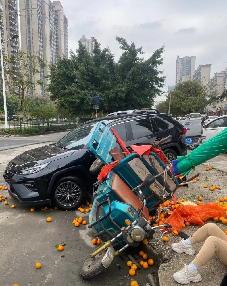 河北一男子驾车不慎撞倒了大妈的水果摊，导致水果全部损毁，男子下车并未向大妈道歉反