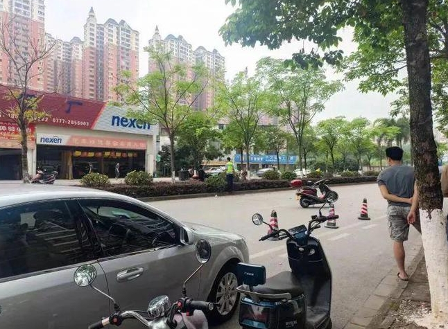 “碰一下就受伤？”陕西，两男子玩耍时，不小心碰到一位路人，结果路人去美容院按摩后