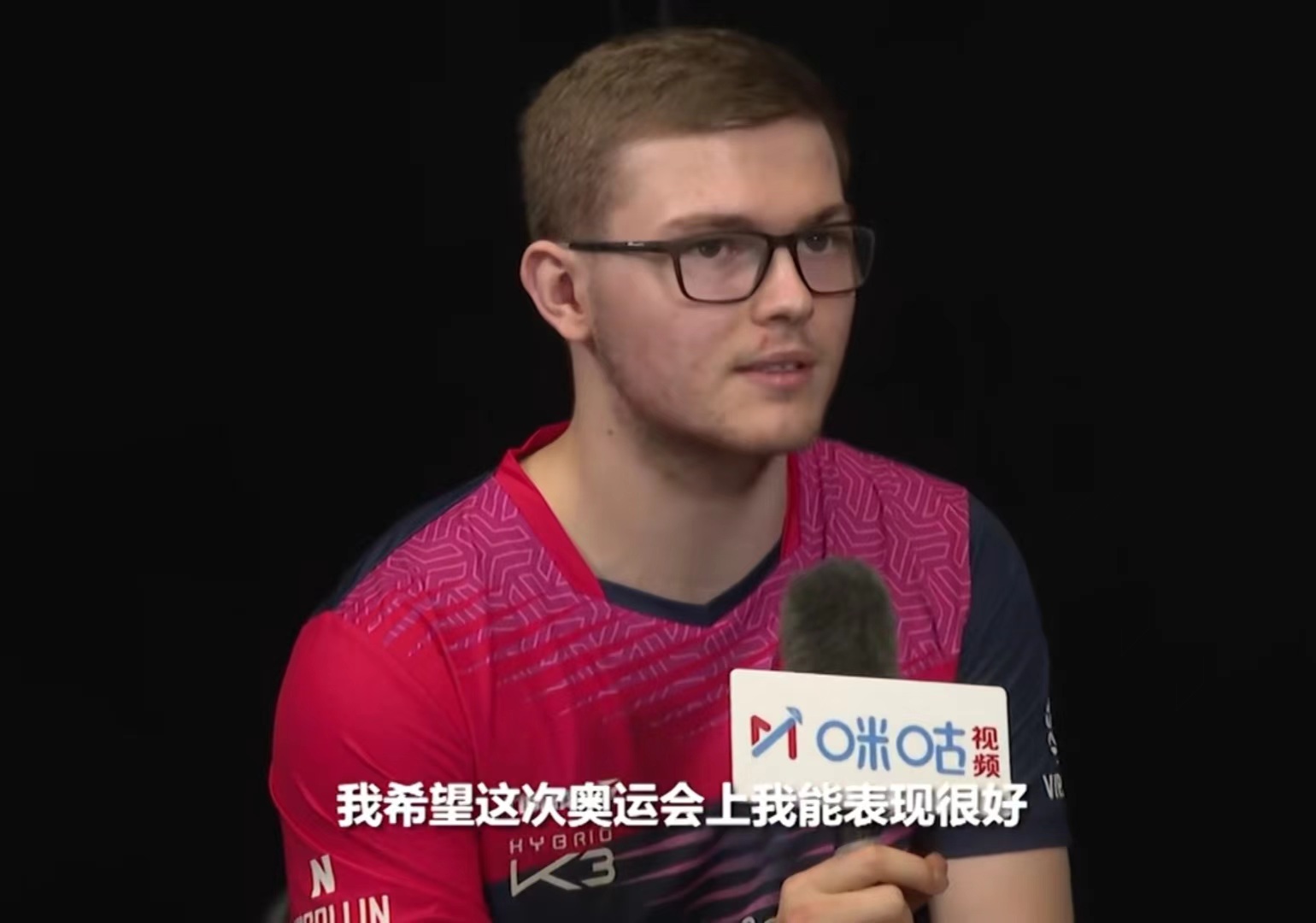近日，国乒男队的强劲对手，法国人A·勒布伦接受了中国媒体的采访，他讲述了自己的故