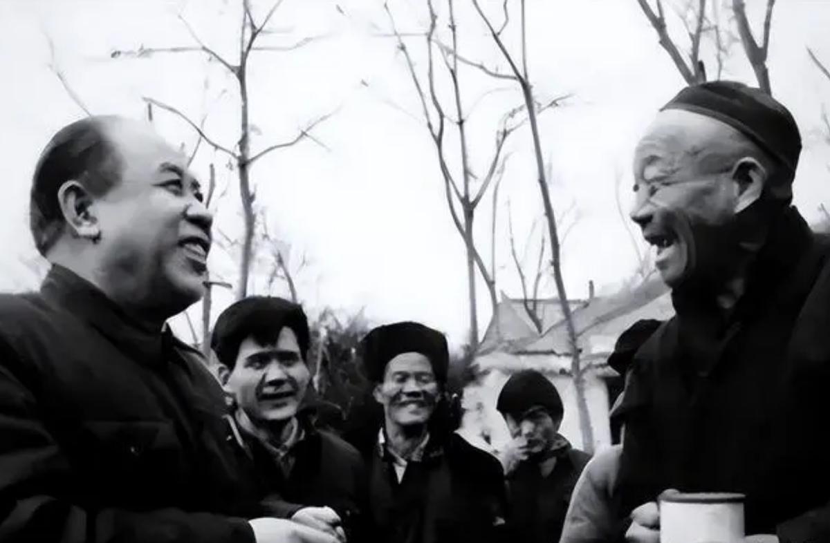 1981年西安市长坐公交，遭售票员嘲讽：你算老几？市长大怒：开除。
这可谓是最让