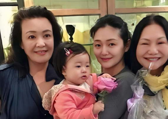 张兰与汪小菲的抖音号被无限期封禁后，餐饮品牌麻六记成为焦点之一。
2月8日，抖音