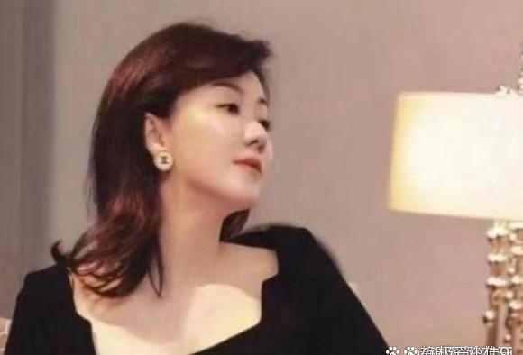 山东一女子，丈夫在外打工。一男子酒后翻墙进入她家，强迫她脱裤子。女人不脱，两人扭
