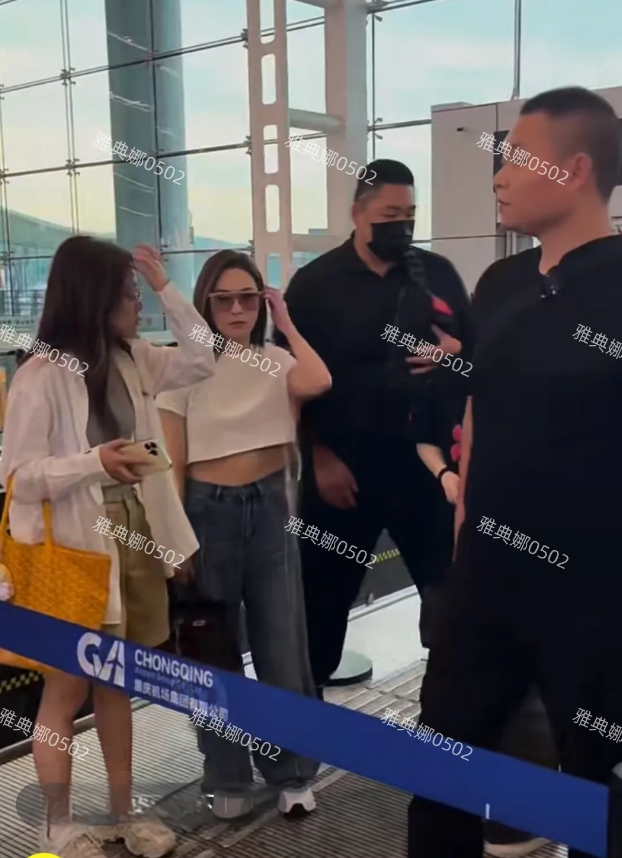 重庆机场偶遇阿娇钟欣潼，本人好年轻，脸也是好看的，就是个子太矮了身材比例很虐，明