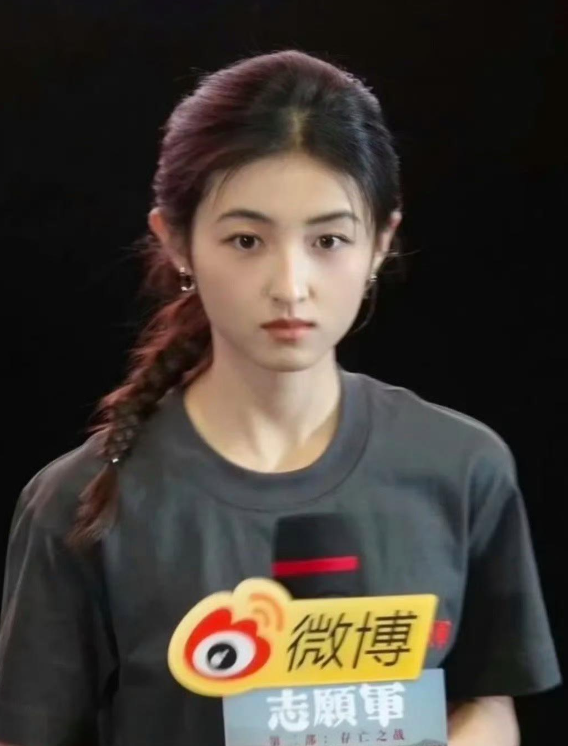 看了张子枫现在的样子，开始质疑为啥那么多女生非要整苹果肌了

张子枫的自然美貌引