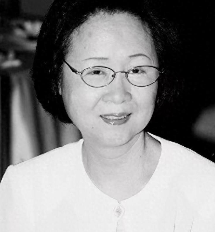 湖南台前台长欧阳常林为琼瑶写挽联。上联：笔走龙蛇，大作传世，尤记还珠霸屏，惠泽电