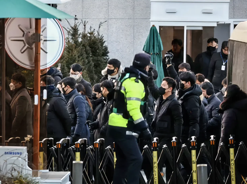 突发消息！韩国总统尹锡悦官邸门前公调处人员正在与总统府警卫人员对峙。刚刚，韩国多