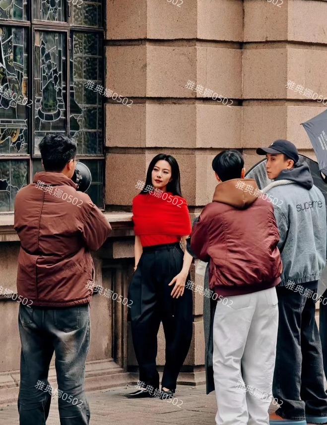 上海街头偶遇高圆圆，本人真漂亮!
45岁了颜值身材都在线，脸上没有医美痕迹自然耐