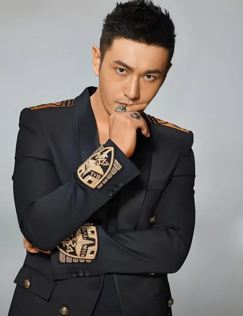 黄晓明，我有点看不懂他
你说他有魅力吧，
你看他在电视剧里特别喜欢当霸总，演技总