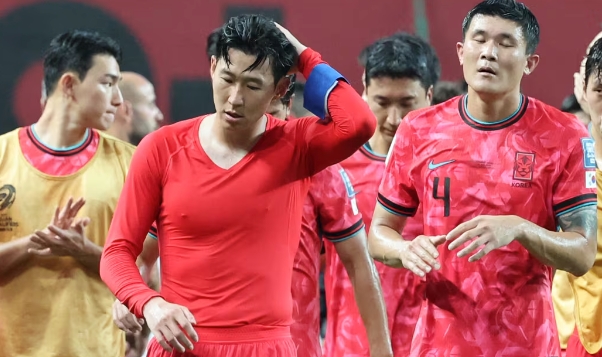 国足最幸运的一件事，是韩国在主场被巴勒斯坦逼平，让韩国媒体和球迷的火力，只集中到
