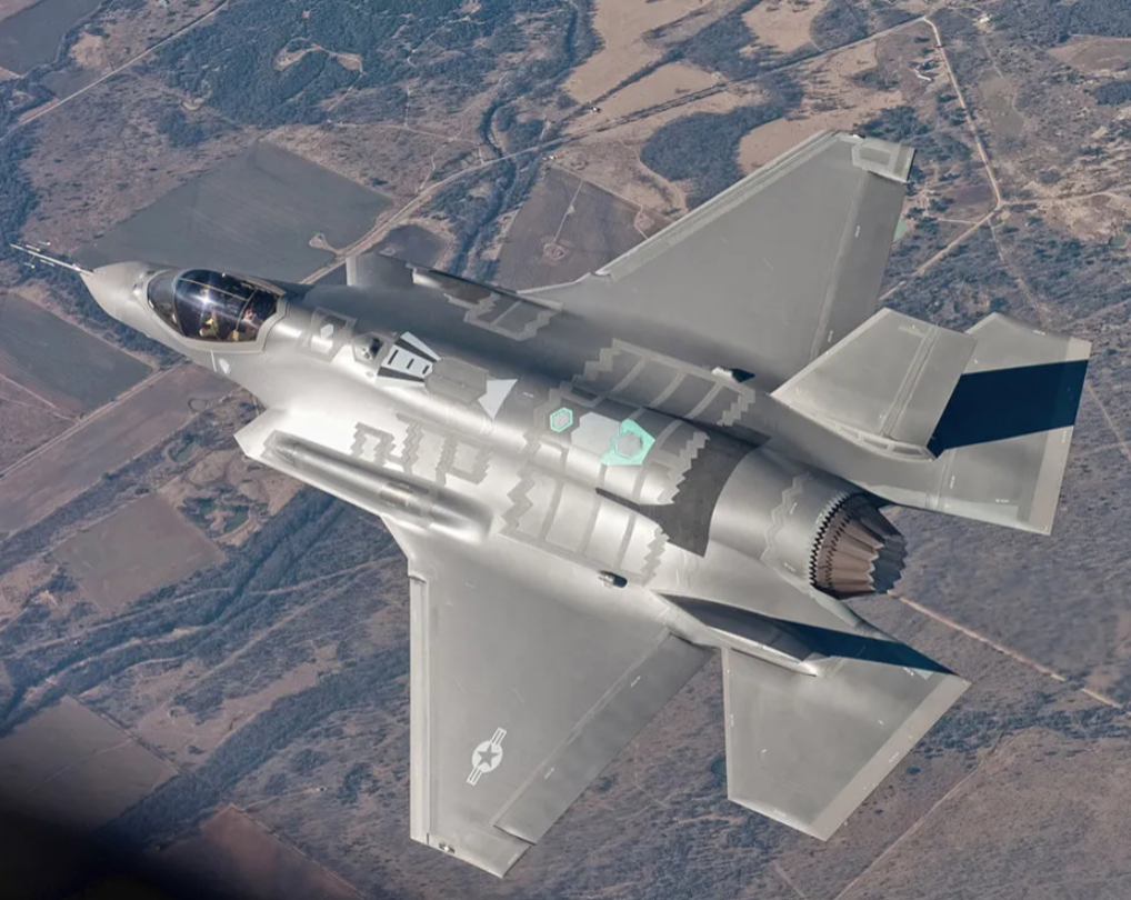 继埃及订购歼-10CE战斗机后，阿联酋也醒了！
美国痛失数十亿美元军火大单。据塔