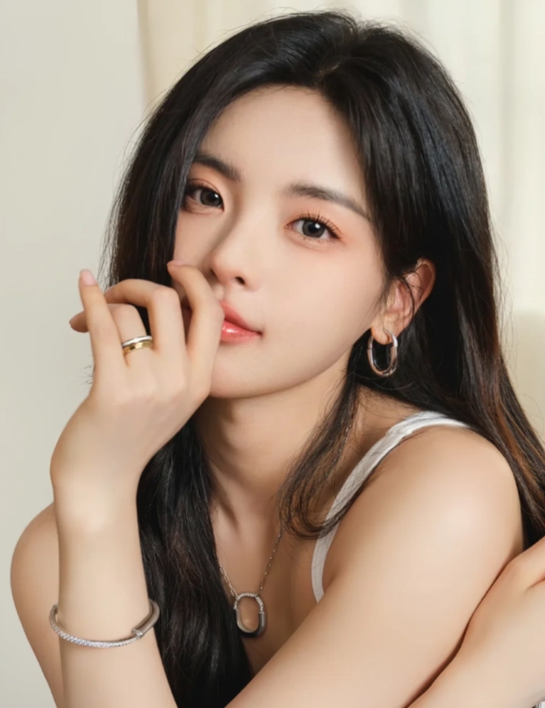 杨超越散发着迷人的光芒