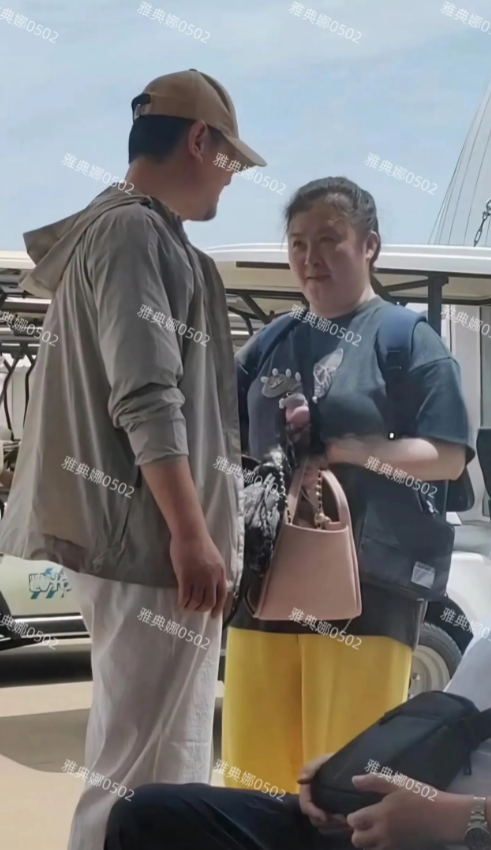 天啊，沈腾的老婆王琦怎么胖成这样了？
不仅身材发福肥成球，还不修边幅像个大妈，没