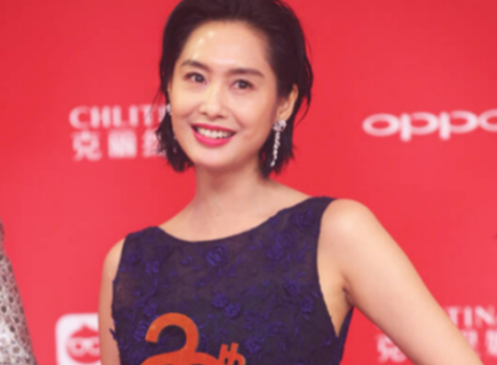 2004年，颁奖典礼上朱茵说自己想演《古墓丽影》中罗拉这样的角色，谁料，黄子华嘲