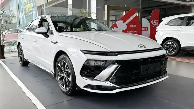又一合资车“扛不住了”！近5米大车卖12万多，2.0T+250马力，比奥迪A4L有档次