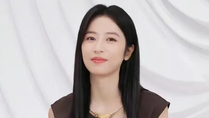 古力娜扎资源差原因，吴倩被华策放弃，周雨彤捂嘴，杨幂不转型了？