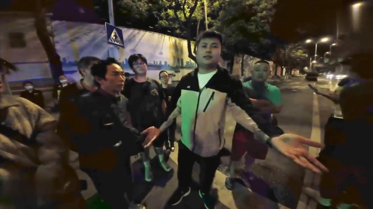 南京老人摔倒，好心路人被家属讹上，你还敢扶吗？

近日，南京一老人，因醉酒后骑电