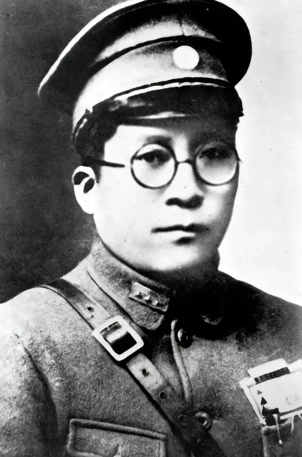 西安事变后杨虎城被蒋介石派到海外“考察”，也就相当于流放海外了。那杨虎城在国外安