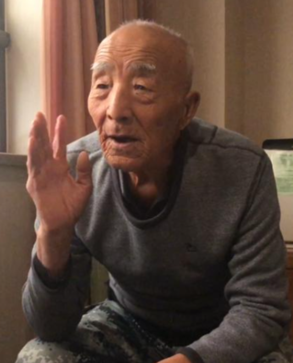 “我亲眼看见他堵上了枪眼！”一名大学生在网上公开质疑黄继光的英雄事迹，这时候，黄