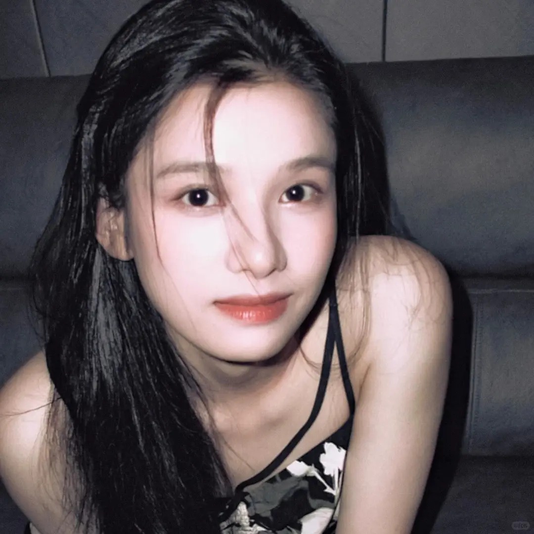 爱笑的女孩运气不会差
张婧仪出生于1999年，目前签约在周迅和陈坤共同创立的东申