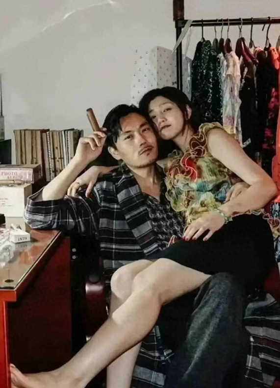 当年的秦昊，真可谓玉树临风、风姿绰约，而他怀中所揽的那位佳人，更是引人遐想。她究