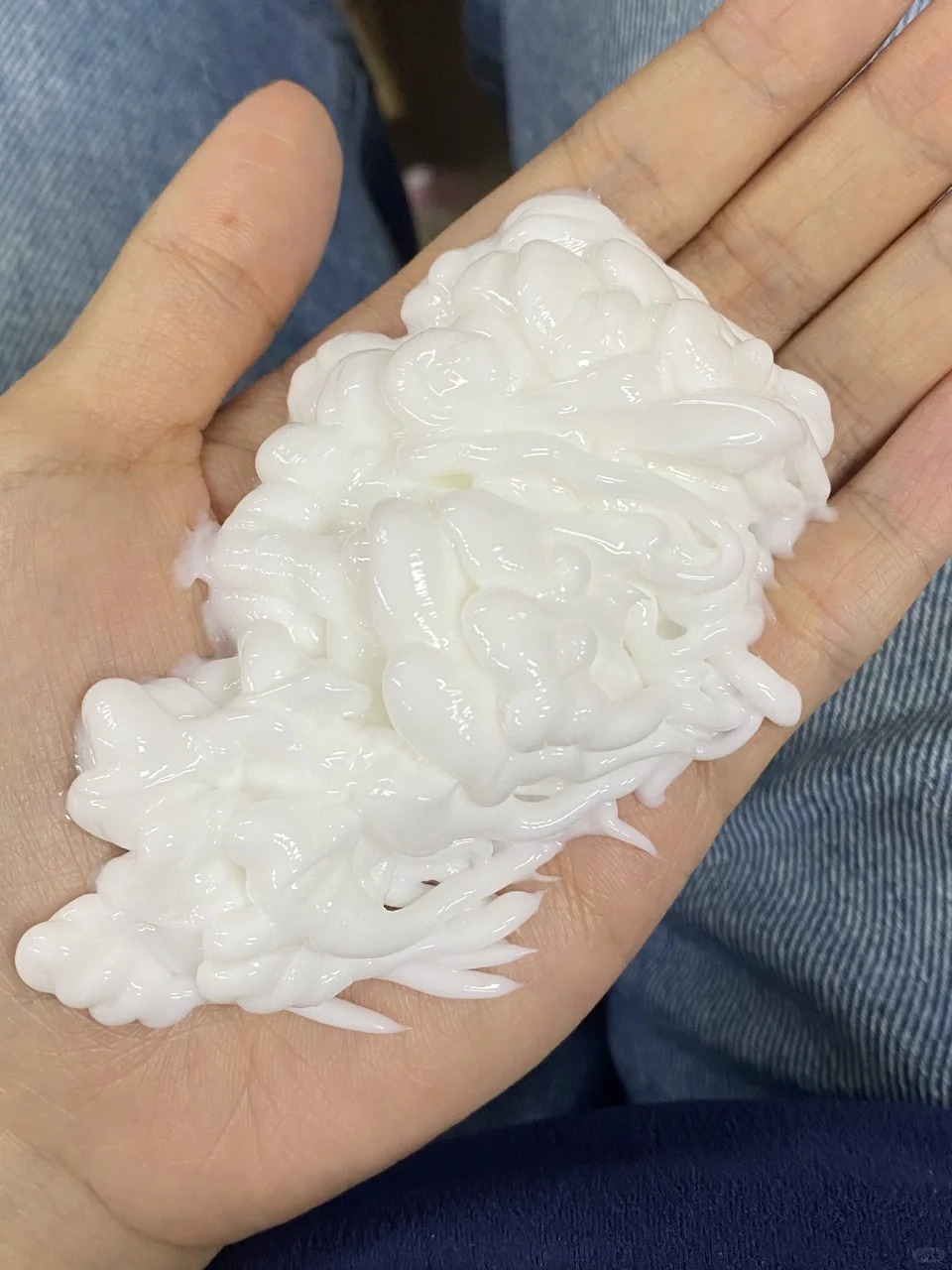 涂身体乳一条腿的量，够吗？
都起白皮了。。得这样厚厚涂才行555，就没有那种能把