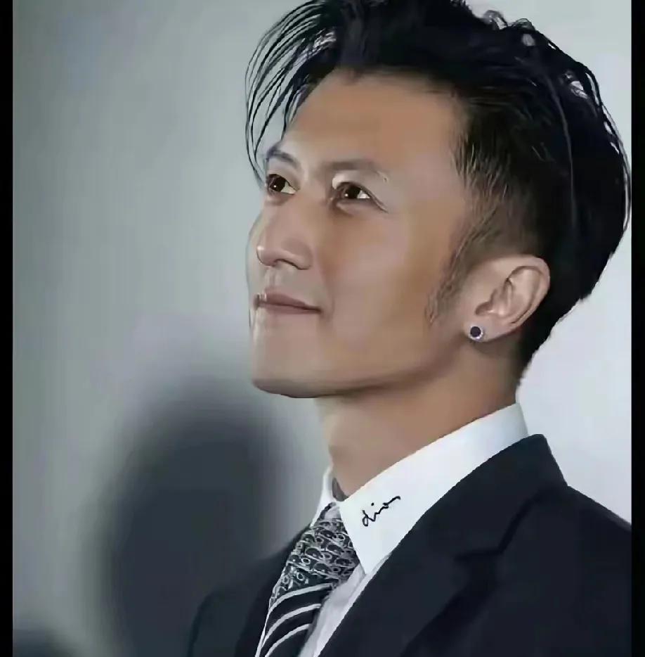 谢霆锋张伟丽引发热议！
2月10日，谢霆锋张伟丽突然引发了热议，起因是谢霆锋在社