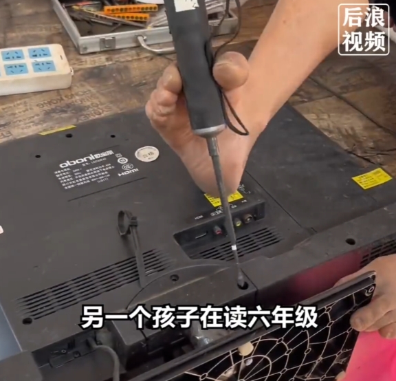 残疾男子用脚熟练焊接修家具，强者从不埋怨环境。男子今年39岁，小时候因发烧导致肢