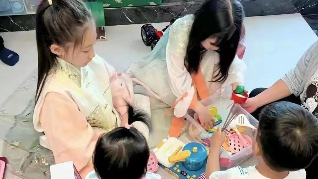 陈佩斯儿子一家同框！四口人共用一张脸，儿媳和孙女都好美
