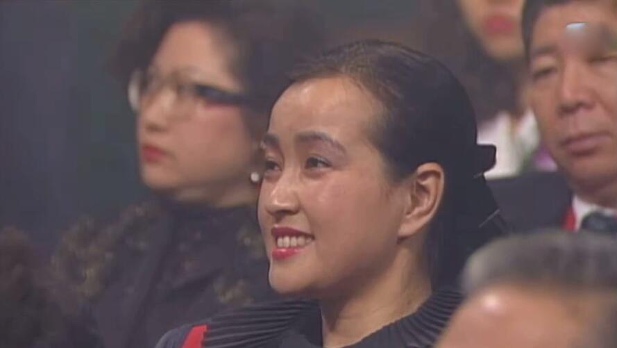 1991年，41岁刘晓庆和姜文去香港，扎马尾穿黑丝，一看又土又大气
