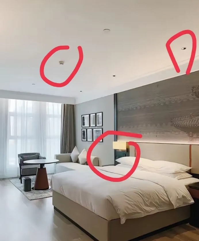 如何对抗隐形摄像头？
​有人说：“进宾馆，拿激光笔全部扫射几遍，然后老板就过来了