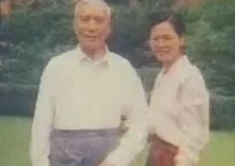 1988年上海，86岁的名医邝安堃不顾子女反对，将年轻的小保姆娶回家。4年后邝安