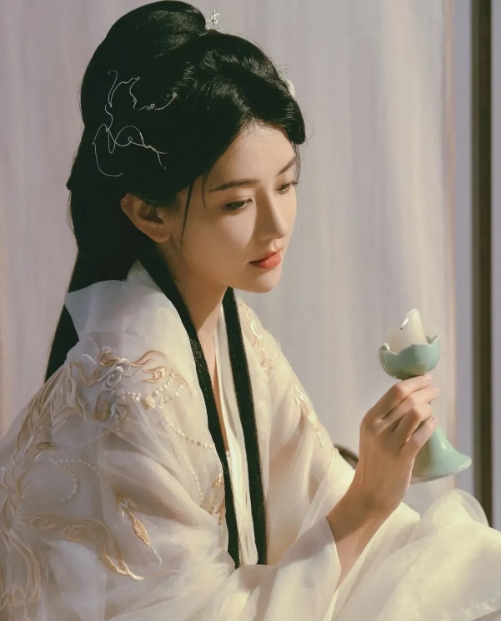 家人们，谁懂啊！梁洁简直美到我心坎里去了！她就是那种清新甜美的靓丽女孩，五官长得