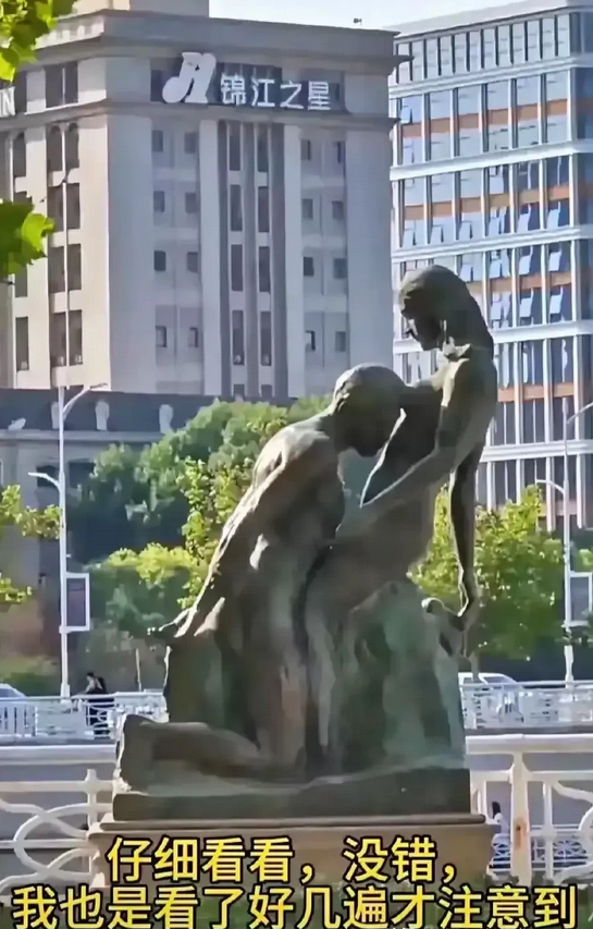 城市雕像“蒙羞”，文明底线何在？

近日，一张在网络上疯传的照片，如一颗重磅炸弹