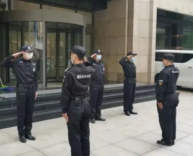 我们这里总共就五个保安，其中一个是当地人。离上班的地方骑自行车大概十几分钟就到了