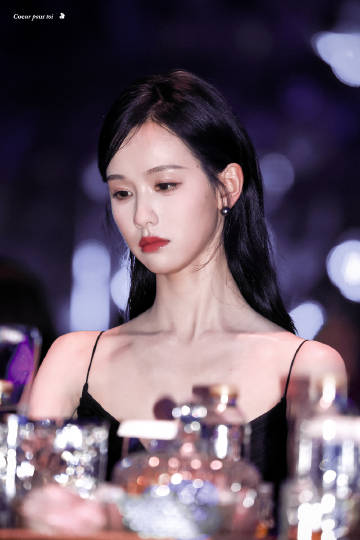 陈都灵工作室晒出一组古风写真大片，并配文：“初夏清润，与你共赴人间美好。”
照片