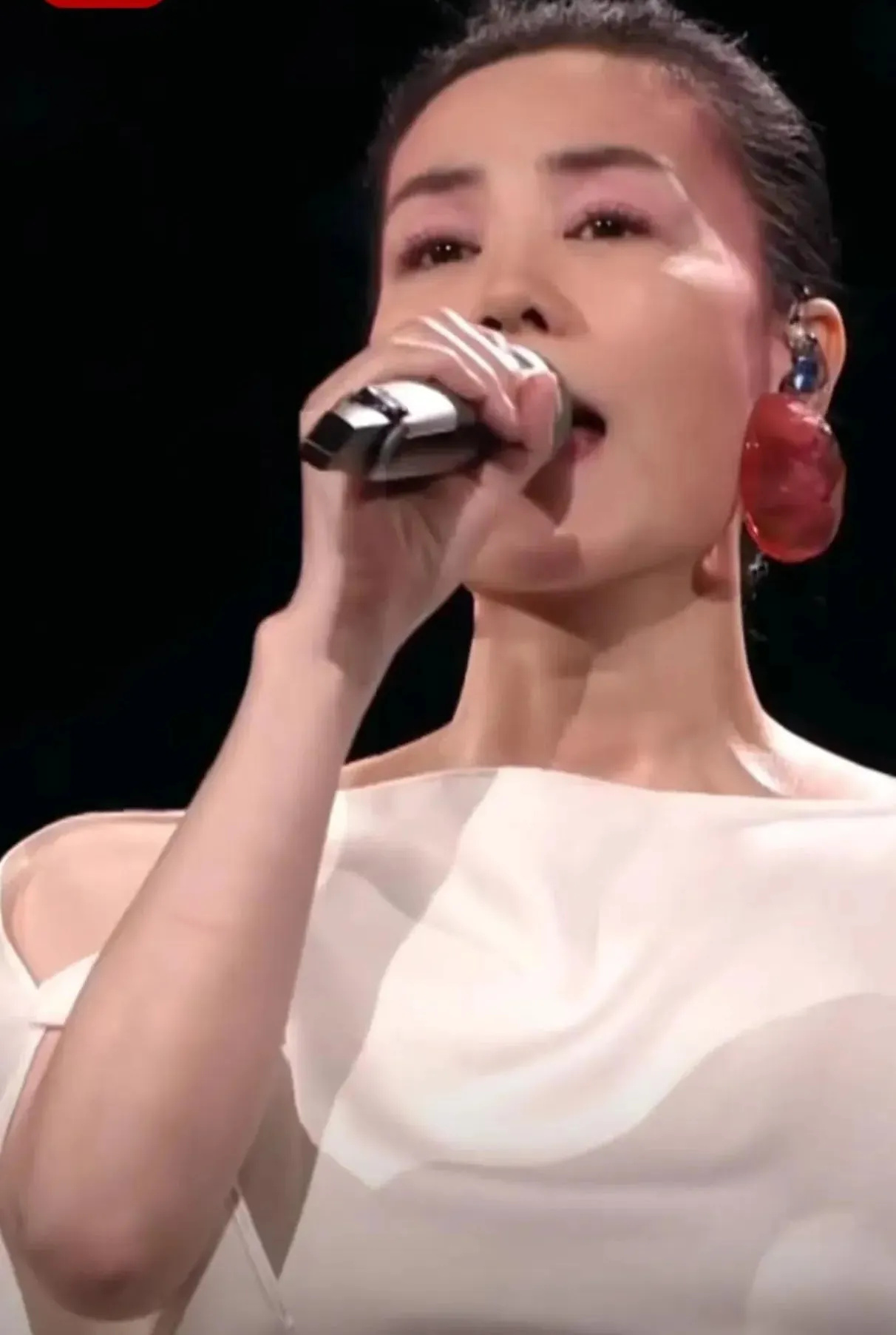 今晚被夸赞的节目，真的太好看了


第一，王菲，演唱歌曲《世界赠予我的》，不轻易