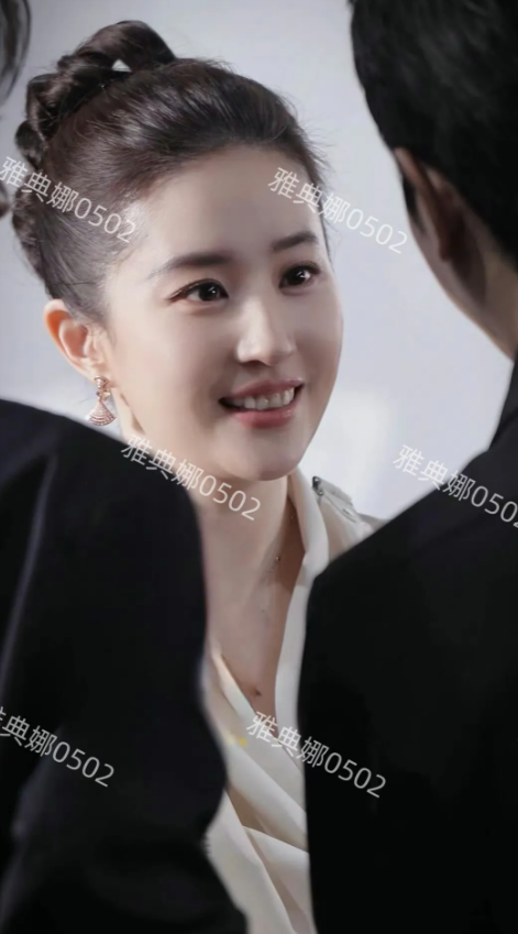 终于明白为啥刘亦菲被称作天仙了！
近距离看她真是太美了，怎么会有人37岁了眼神还