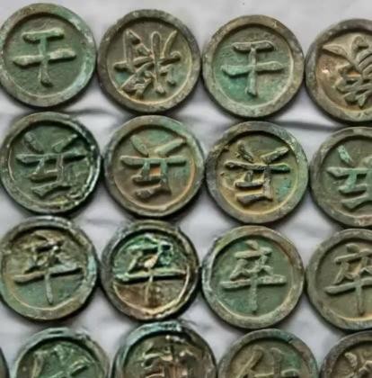 龚大爷在修葺自家房屋时无意中挖掘出一副古董象棋，惊喜之余也给他带来了一段颇具争议