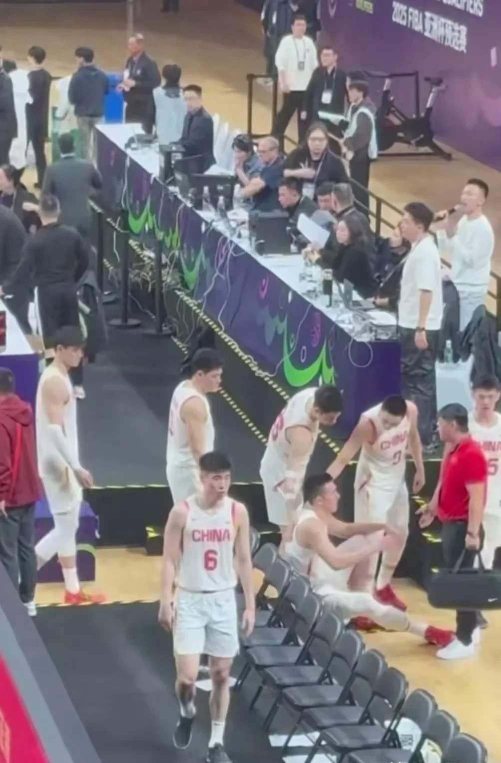 有谁留意胡明轩对付豪的举动？