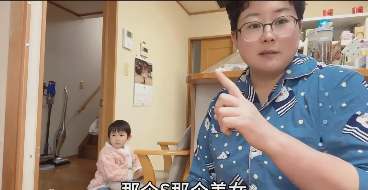  

 

近日某网络主播在直播中谈及大S去世传闻时，突然联想到自身经历。她边笑