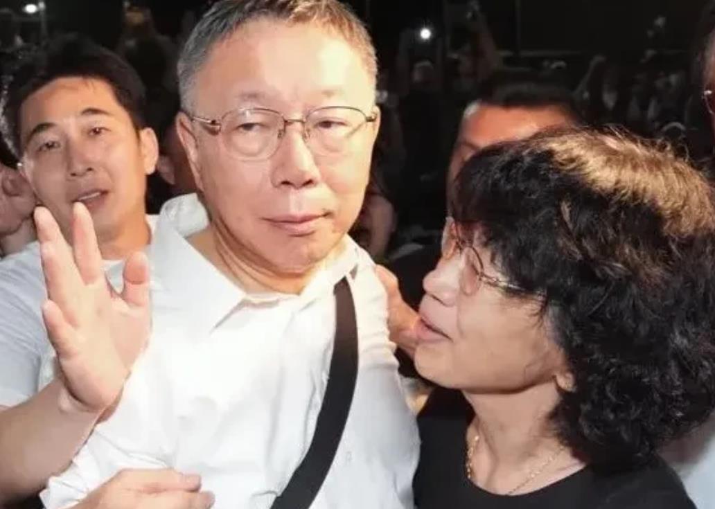 台湾民众党组织了数万人集会高喊赖清泰下台，但是却无济于事，他们的创始人柯文哲只能