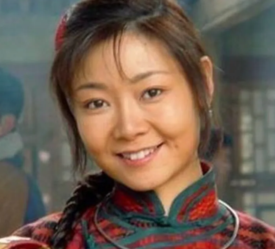 1991年，萨日娜为能分到11平米房子，258元彩礼就嫁给同学潘军。婚后她被嫌弃